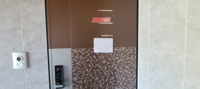 목록 2 건물 301호 출입문 전경(안내문 부착)