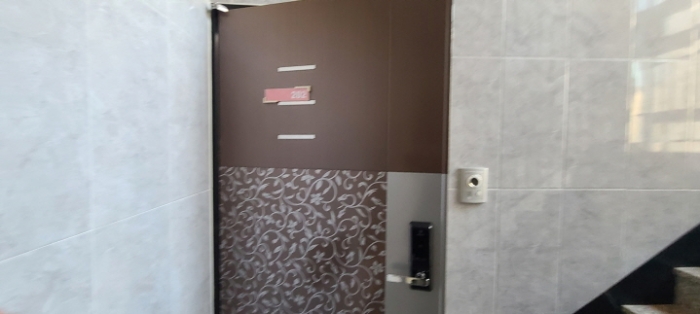 목록 2 건물 202호 출입문 전경