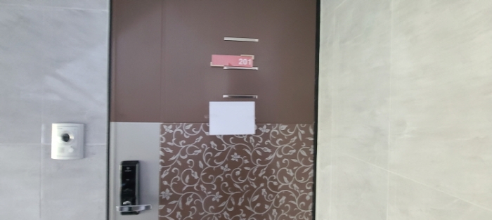 목록 2 건물 201호 출입문 전경(안내문 부착)