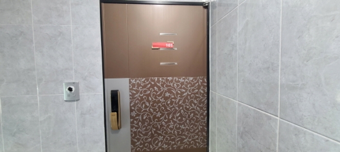 목록 2 건물 101호 출입문 전경(안내문 부착)