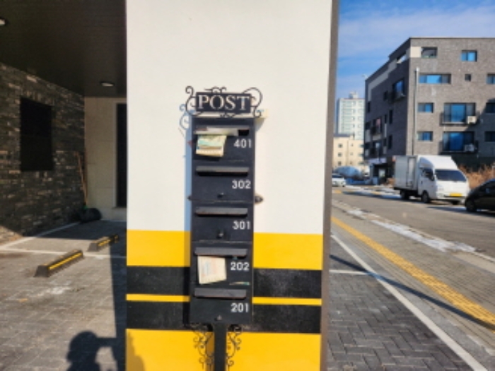 제시목록 2-4층의 세대우편함 전경 