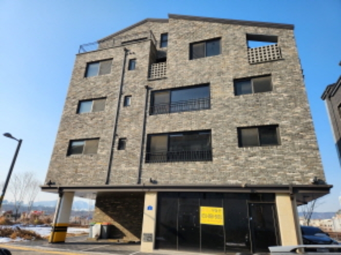 본건 제시목록1 지상에 있는 건물 전면 전경  