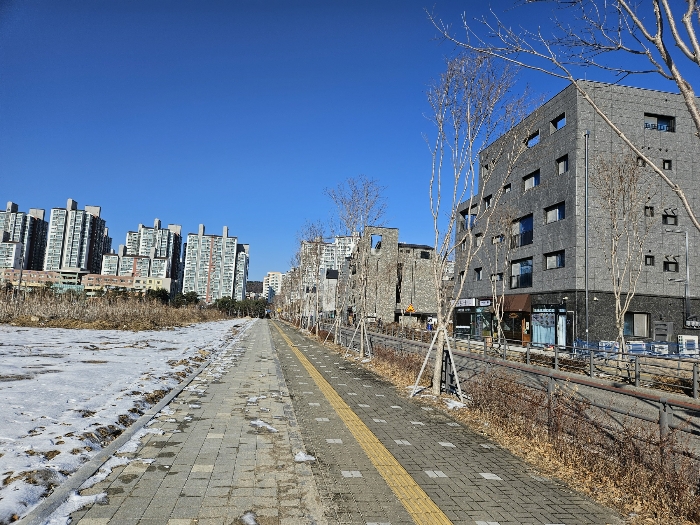 서측 접면 도로