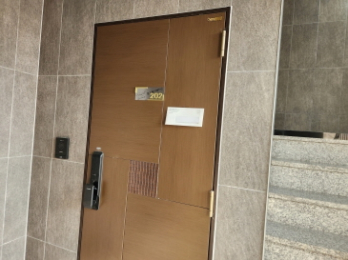 제시목록2 건물 202호 세대현관문 전경 