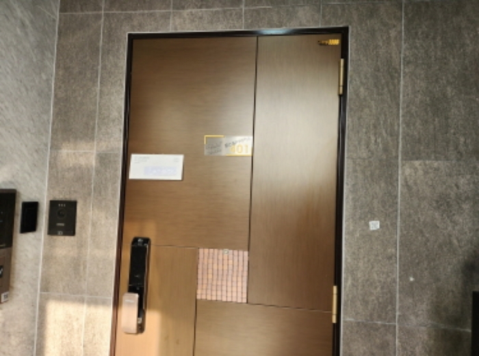 제시목록2 건물 401호 세대현관문 전경 