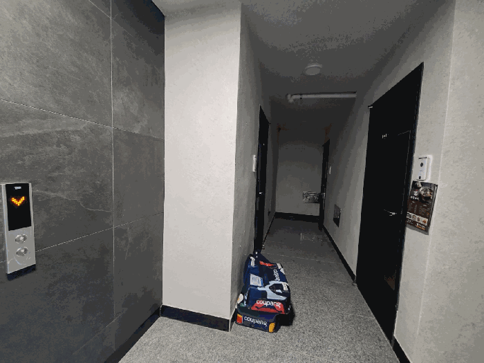 본건 건물 제4층 복도 전경