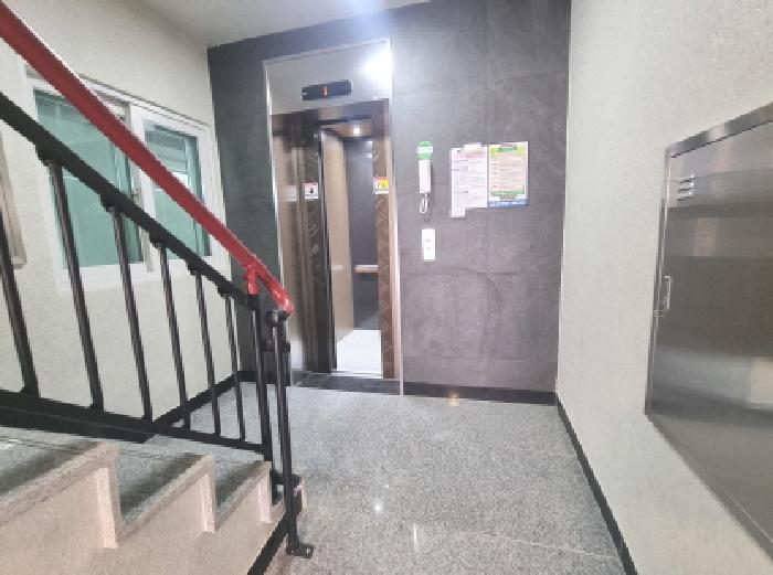 1층 점포 안내문 부착