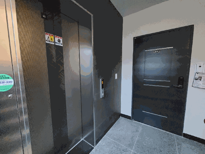 본건 건물 제5층 복도 전경