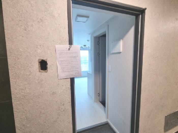 3층 호실 표시 미상(현관문 업음) 안내문 부착