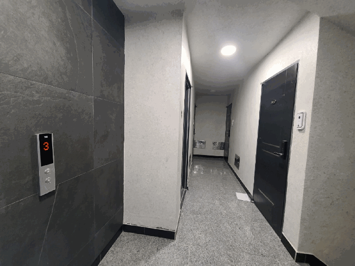 본건 건물 제3층 복도 전경