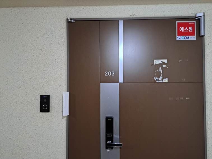 본건 203호 현관문