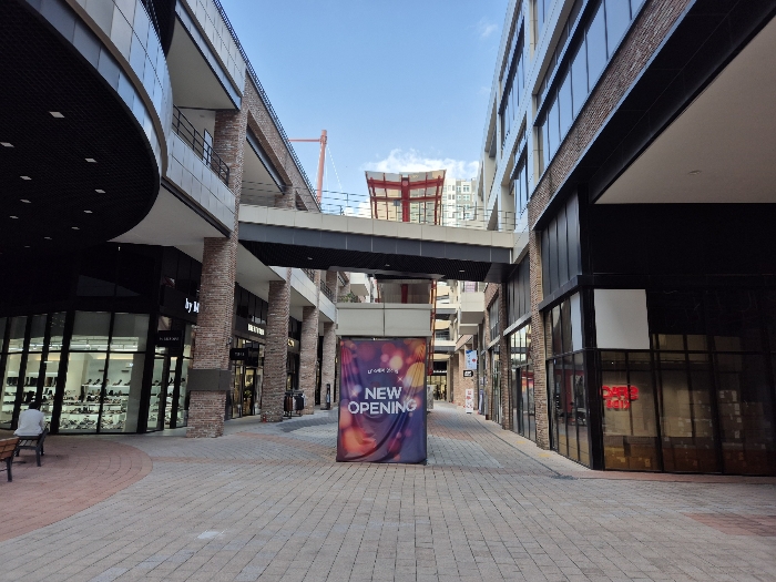 [본건 주건물의 내부 통로 전경]