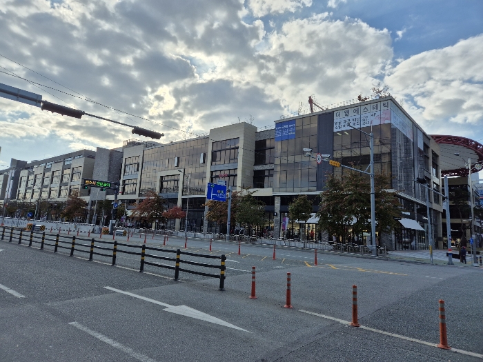 [본건 주건물 외부 전경]