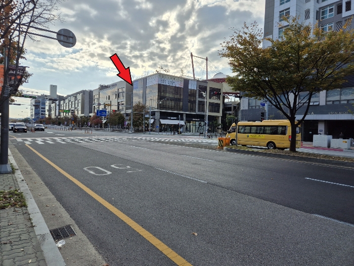 [본건 주건물의 원경 및 주위환경]