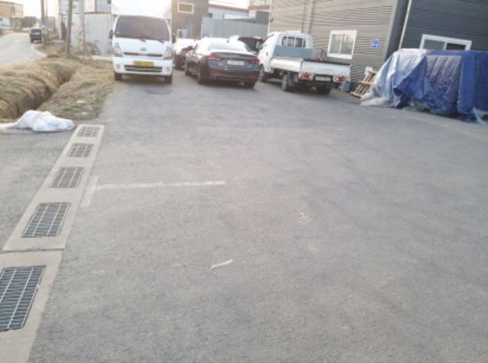 * 본건 목적물 1. 3. 주차장 전경