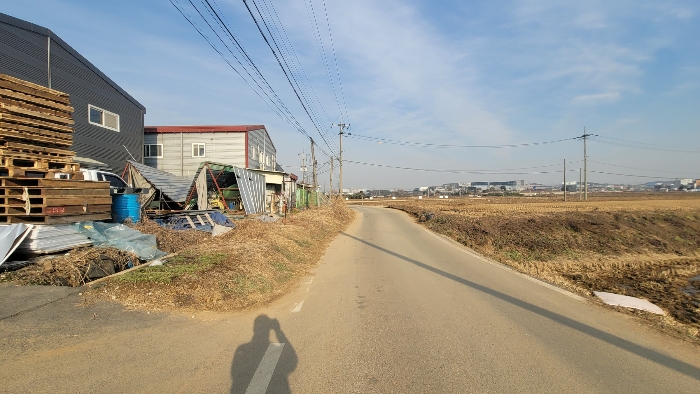 접면도로(남동측) 및 주위환경(북서측)