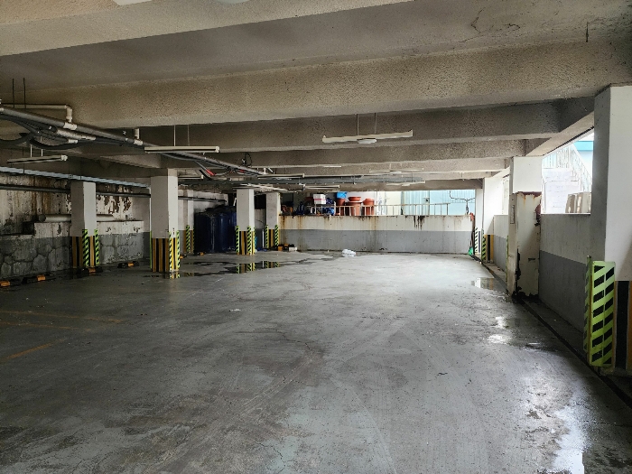 본 건물 지층 내부 (주차장)