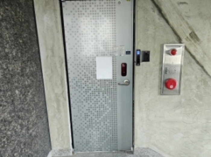 기호3번 3층 출입문