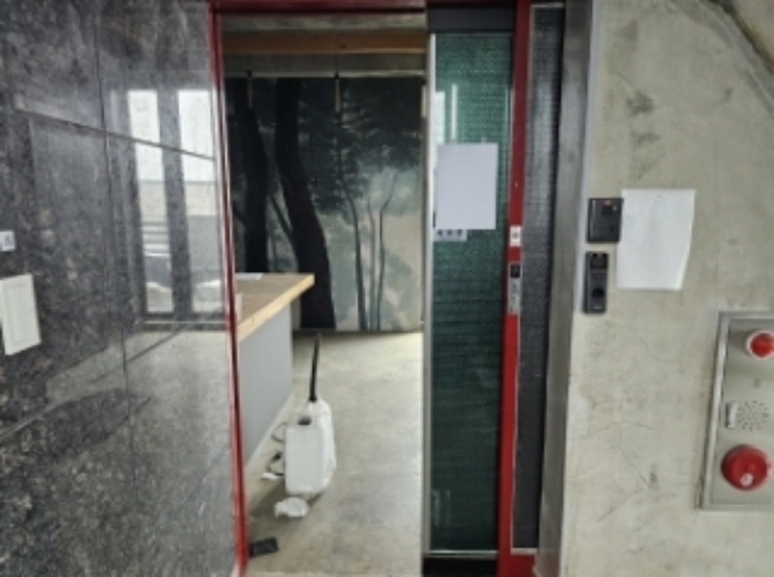 기호3번 4층 출입문