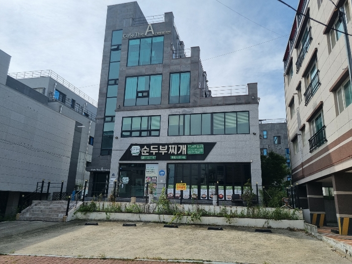 본건 전경 - 본건 동측에서 촬영