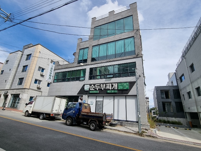 본건 전경 - 본건 서측에서 촬영