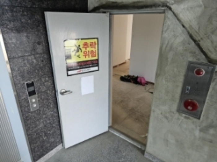 기호3번 2층 출입문