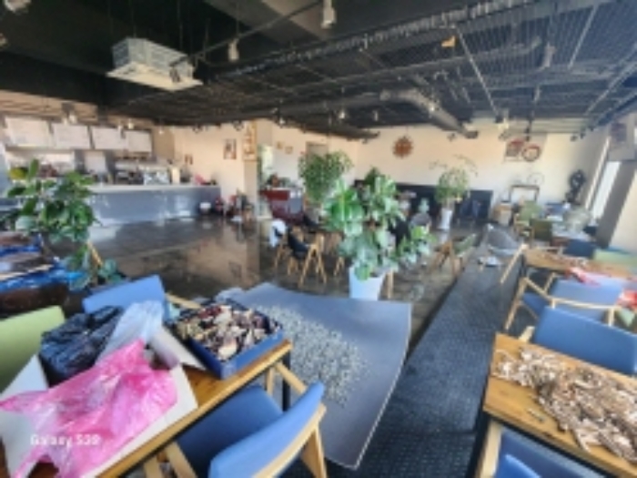 본건 1,2번 : 1층 그랜드커피숍(테이블이나 바닥에 약초등을 말리고 있음. 영업중단상태)