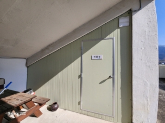 본건 1,2번 : 옥탑 외부에 설치된 비품실