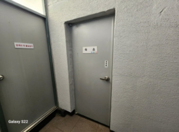 본건 1,2번 : 옥탑 내부에 소재한 관리인숙소