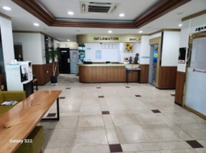본건 1,2번 : 1층 로비, 안내데스크