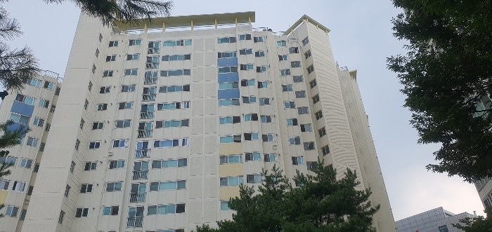 본건이 소재한 건물 전경①