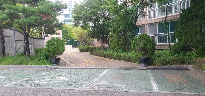 본건이 소재한 건물 단지 내 전경