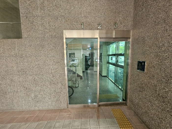 본건 소재 건물 공동출입구