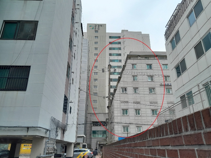 본건이 속한 건물전체전경(아파트 입구쪽)