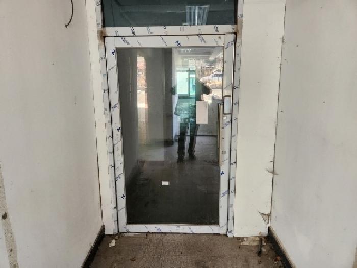 목록1 건물 우측 출입구(폐문)