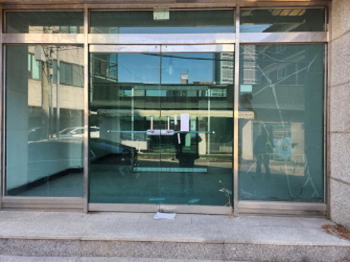 목록1 건물 정문 출입구(폐문)