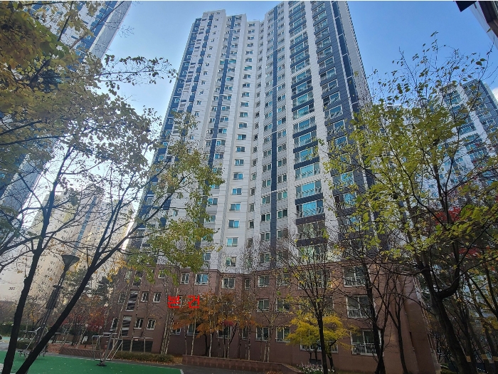 본건 전경 : 본건 [동측]에서 촬영