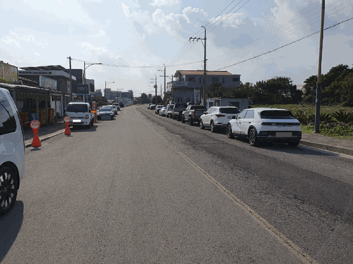 본건 서측으로 접한 포장도로 및 주변전경