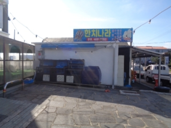 소재지1(강정동 596-4) 지상에 침범된 것으로 보여지는 제시외 인접토지 건물 사진