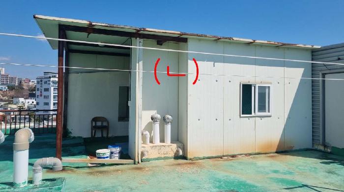 소재지2(서귀동 637-2) 제시 건물 옥상에 소재한 제시외 건물(ㄴ)