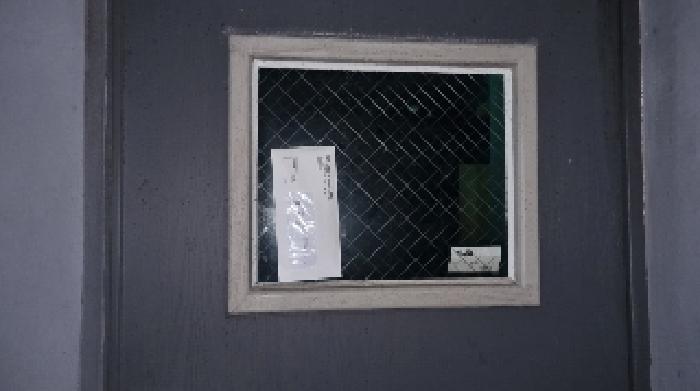 소재지2(서귀동 637-2) 제시 건물 지하1층 출입문에 부착한 안내문