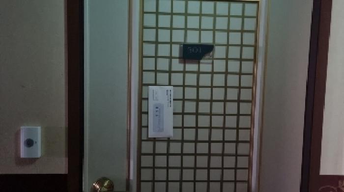 소재지2(서귀동 637-2) 제시 건물 각 호실 출입문에 부착한 안내문