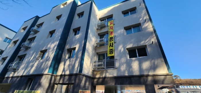 본건 건물 1동 전경(1) 및 유치권행사중 현수막