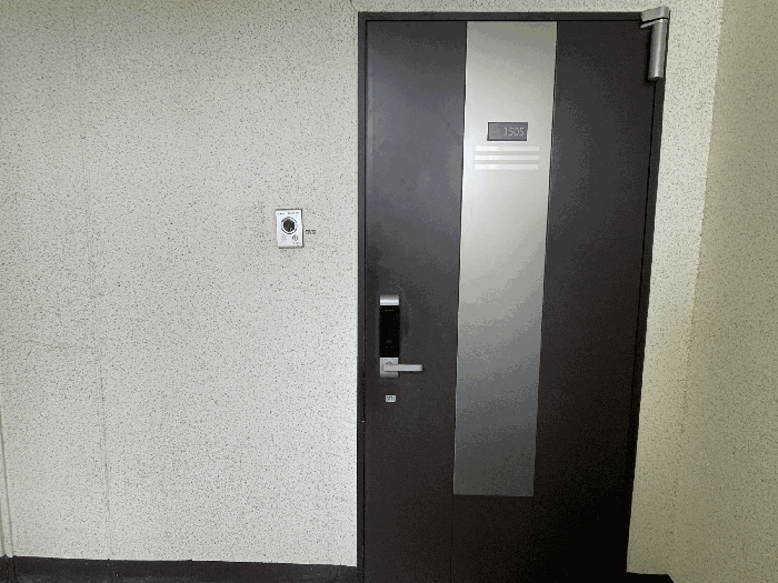 본건 현관출입문 전경