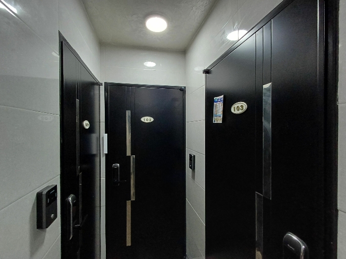 지층 내 101-103호 입구