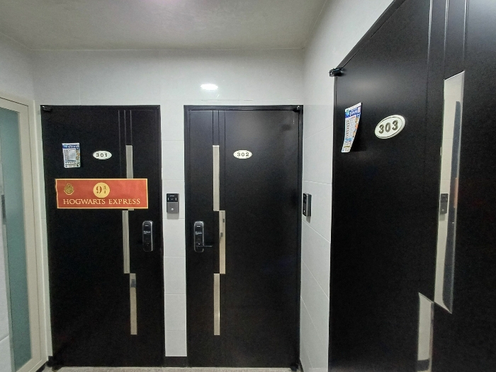 2층 내 301-303호 입구