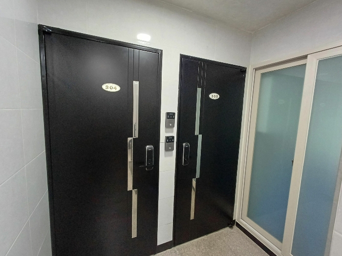 2층 내 304,305호 입구