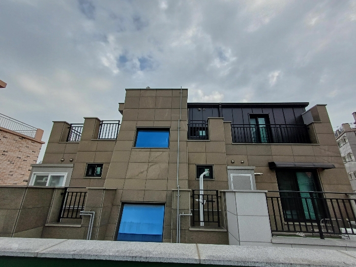 4층, 옥탑 전경 및 제시외건물(ㄱ)-(ㄷ)