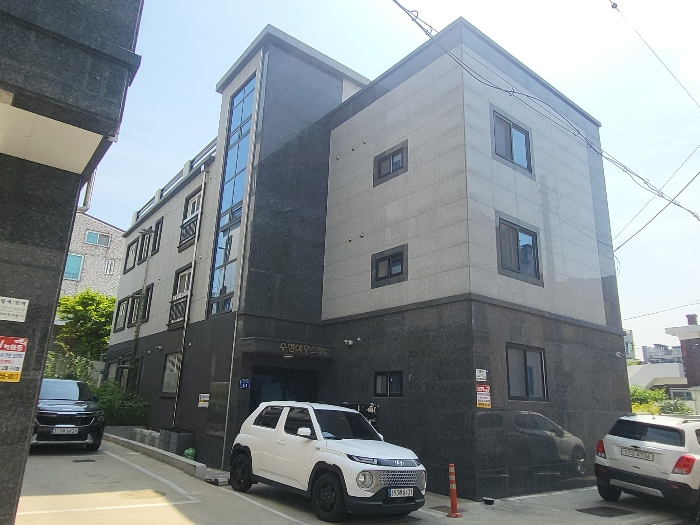 [본건 전경(서측에서 촬영)]