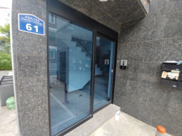 1층 출입구 모습